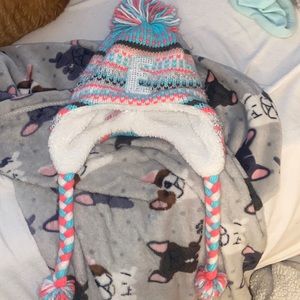 Justice hat, letter (E)